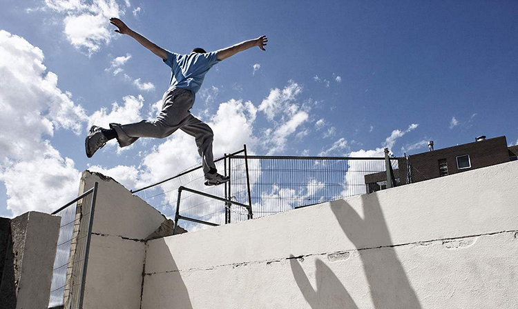 街头撒欢来场跑酷,清冷秋冬躁起来