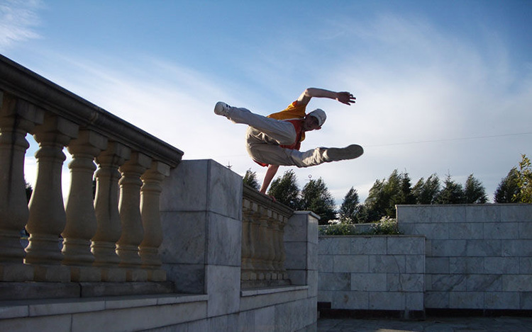 街头撒欢来场跑酷,清冷秋冬躁起来