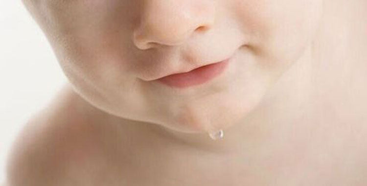 首先我们要明确一点的是, 流口水是宝宝正常的生理现象,爸爸妈妈不必