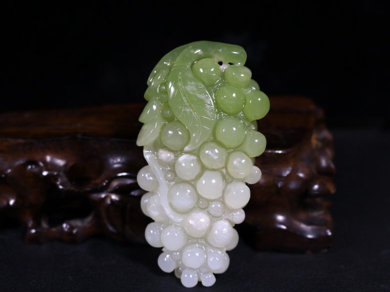 新疆和田玉白玉带翠葡萄硕果累累手把件雕件独特细润男士女天然