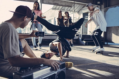 简单的街头嘻哈风变身时尚达人