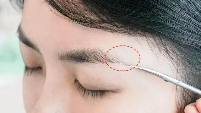 还有很多人有眉尾下垂的问题,野生眉星人更是容易有这个问题.