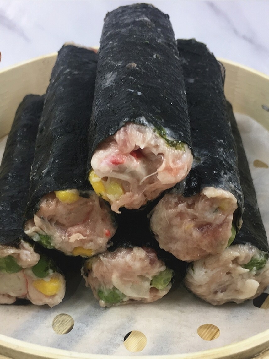 蟹柳卷是鲜香细嫩的饱满蟹肉,有着淡淡的莹润粉白色,在外面如墨般深沉