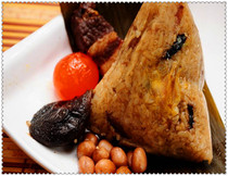 Taiwanese grandmother handmade meat dumplings peanuts mushrooms pork belly salted egg yolk etc. Southern rice dumplings 240g five pieces