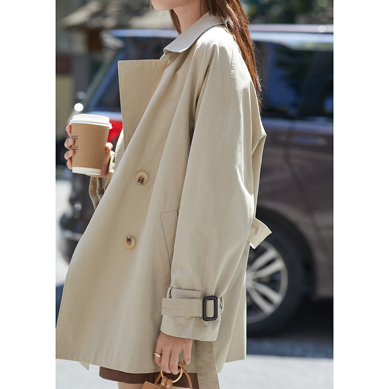 The recommended model in this issue is a short khaki double-breasted trench coat, which can be worn by even a small person.