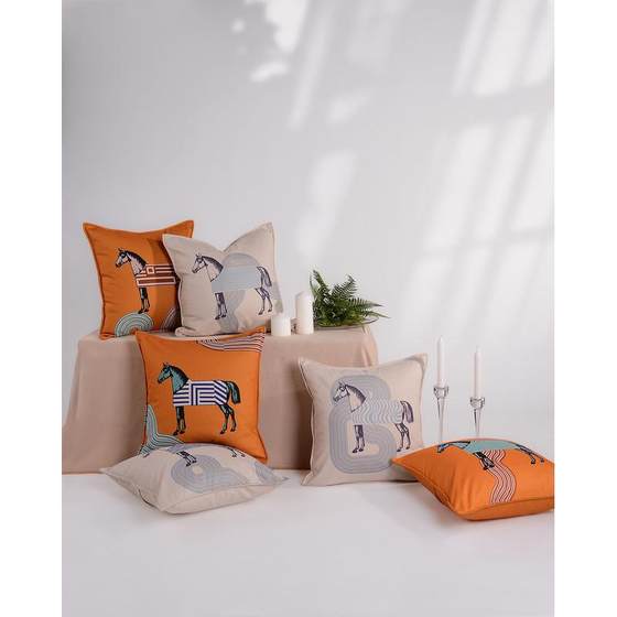 American light luxury velvet Pop Junma home sofa pillow cushion European pillow case model room decoration
American light luxury velvet Pop Junma home sofa pillow cushion European pillow case model room decoration