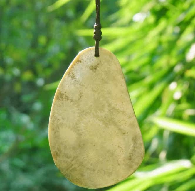 篱落55x37x6mm天然化石菊花玉腰果形吊坠项链20克