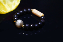 The combination of the power of the old red sandalwood and the combination of classical beauty