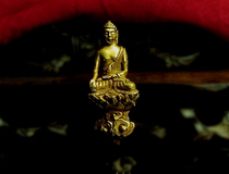 17 Century Bronze Clive Golden Buddha Sakyamuni Buddhas Buddha Statue is inlaid with rare treasures on the living Buddhas crown to the extreme