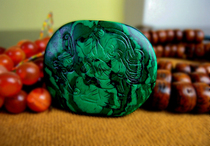 Tibetan childrens life old back Cloud green green Yingying run chain drop double-sided carved boutique fashion beauty