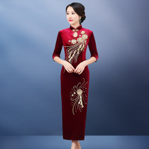 Middle-aged mother golden velvet cheongsam dress fashion 2021 new Xi mother-in-law wedding banquet dress noble woman