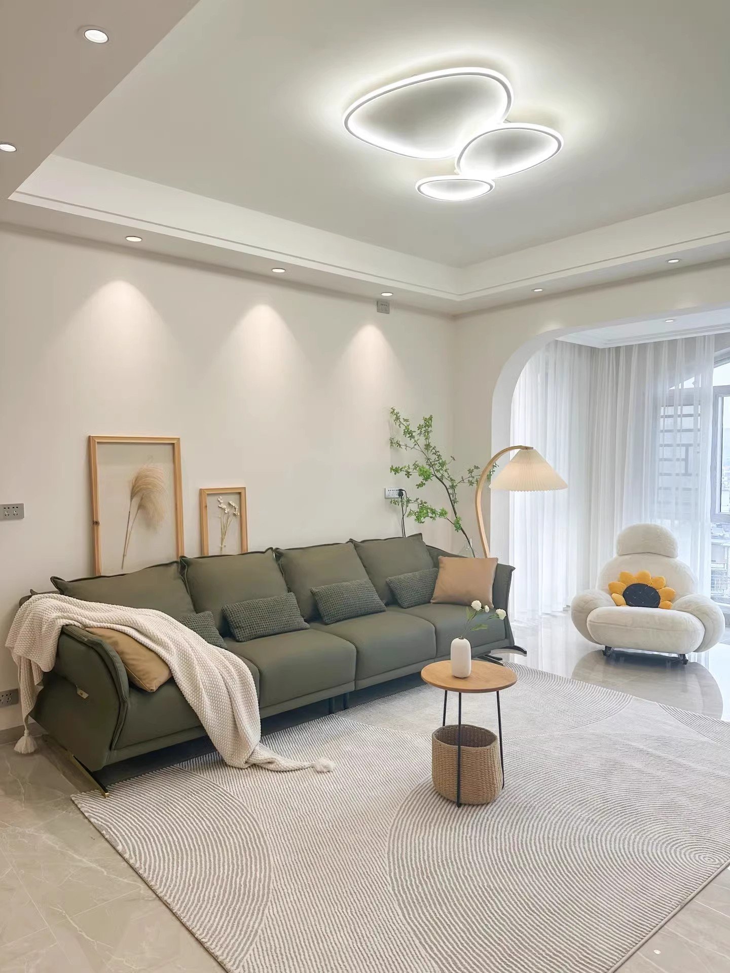 🍃硬装 *简单双眼皮吊顶,不压层高提升空间层次感 *客厅与阳台打通