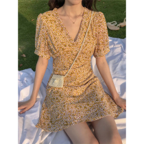 Sandro Svpr is simple but elegant ~ warm and subtle showing gentle and tender feelings.