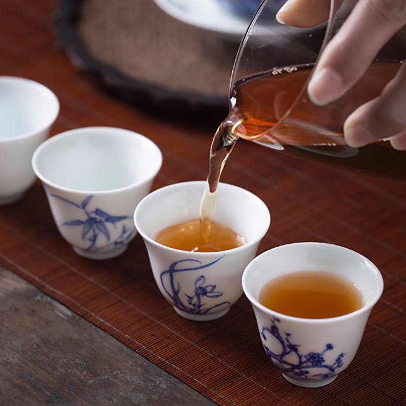 Blue and white sample tea cup white porcelain hand - made ceramic cups masters cup kung fu tea set by patterns single cup by hand