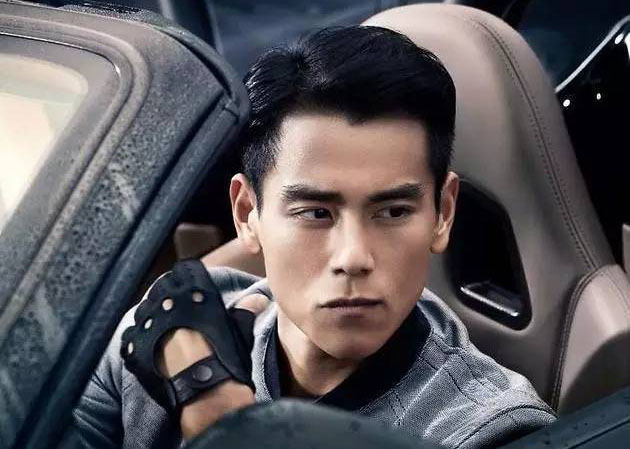 三七分的油头发型让彭于晏多了几分霸道总裁气质,想要模仿的型男不少