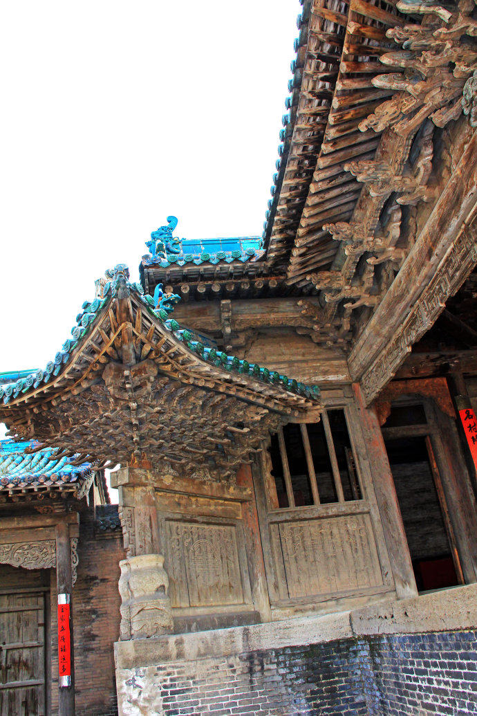 这座寺庙修于唐代,庙中纯铜牌匾堪称国宝