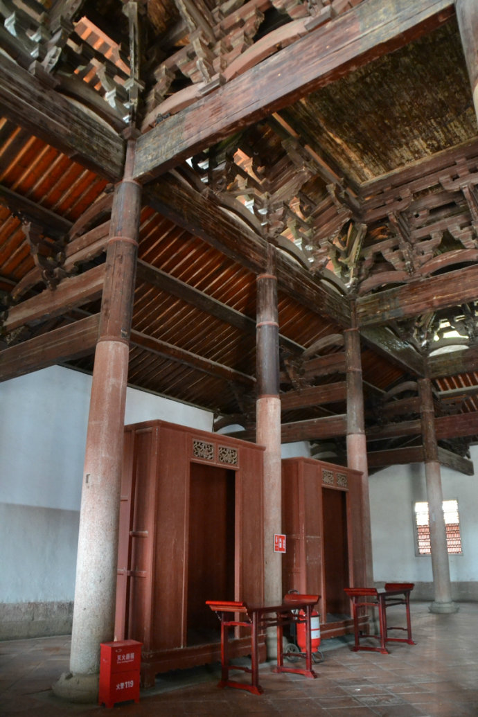 当时建置有棂星门,仪门,戟门,大成殿,东西两庑,泮池和讲堂,十斋等.