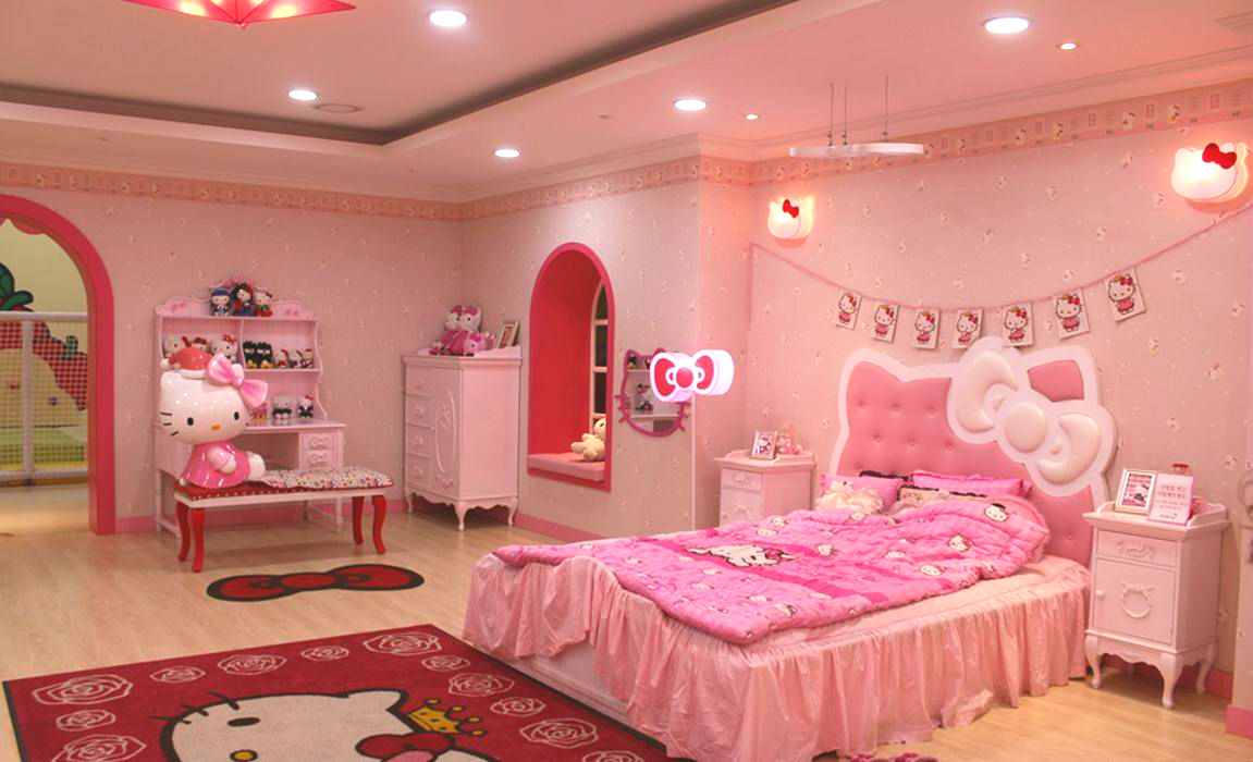 抱着粉色kitty猫入睡更甜蜜