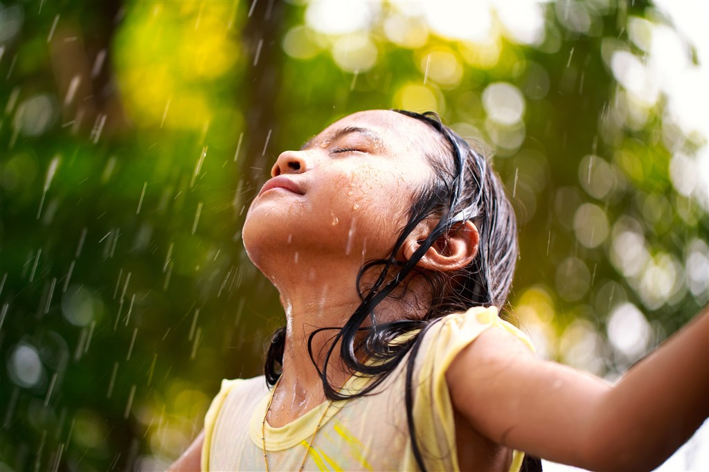 踩雨追雨盼雨，孩子顽皮的天性4