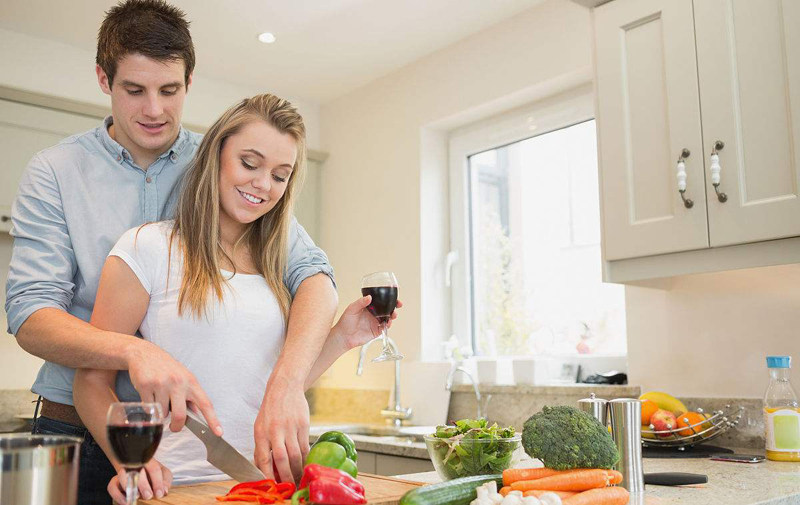 小夫妻进厨房,做饭也能玩情调