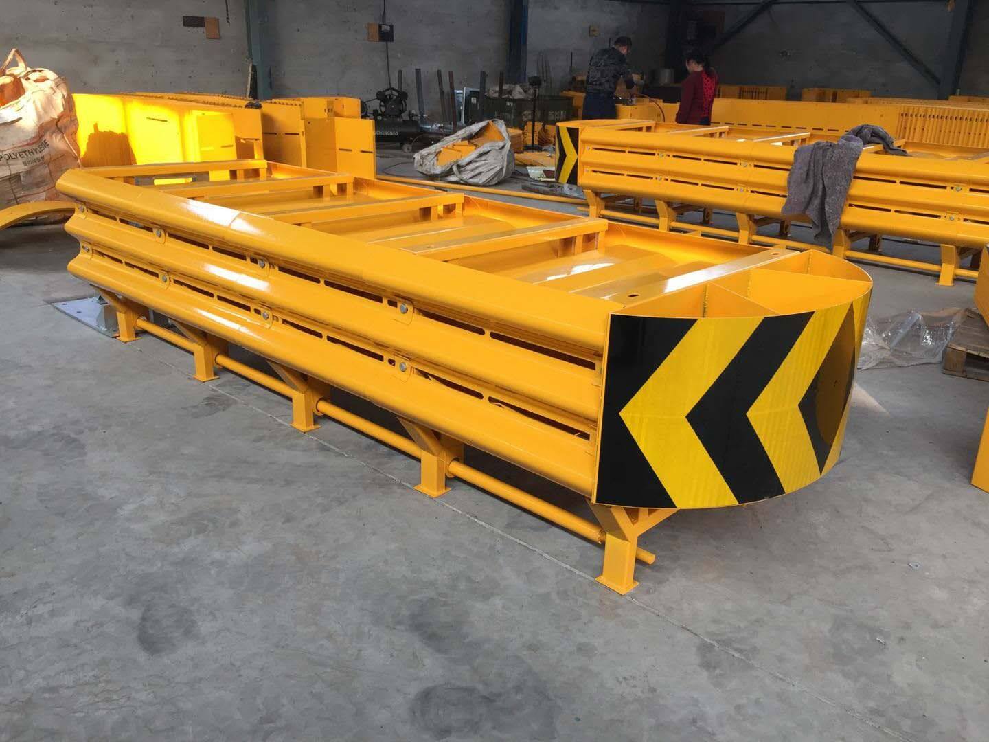 高速公路防撞垫隧道分叉口收费站tb级ts级ta级可导向减速缓冲垫厂家