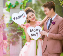 Photo studio wedding photography props Korean letter hand holding board exterior photo hipster shooting hand holding letter to card