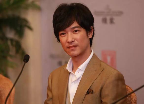 相信喜欢看日剧的小伙伴 都认识这样一位男演员 他"时而