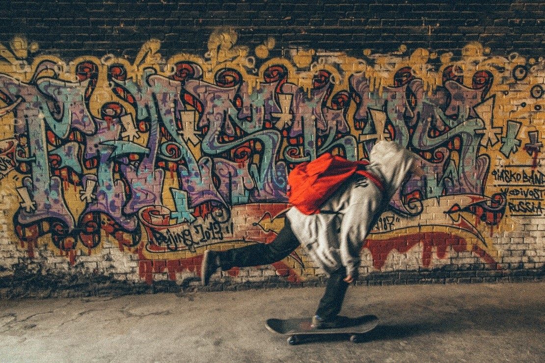 当年艾薇儿的一首skater boy让多少少男少女玩起滑板.