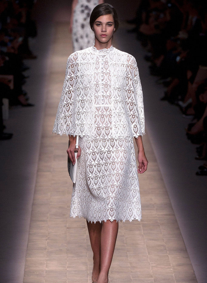 然而一件很符合夏季的蕾丝衣服,就能让你在这个枯燥的夏季里极具光芒