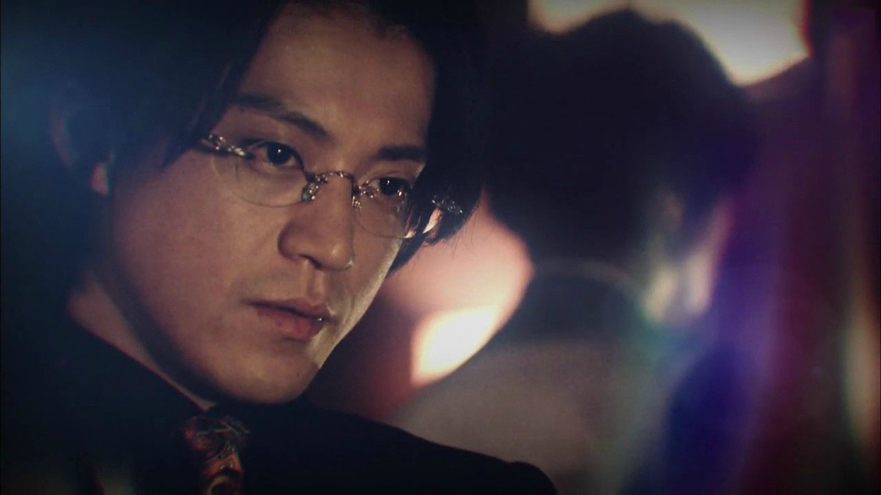 总给人一种木讷的感觉,不过小栗旬在无间双龙里,一身西装配金丝眼镜