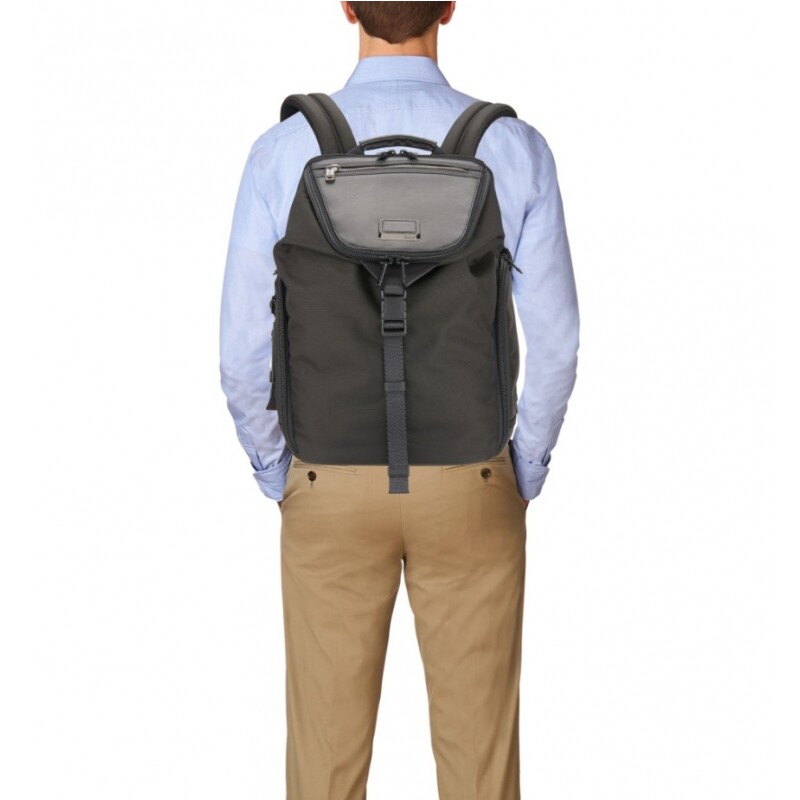 包 背包 black                 versatile design defines a cool