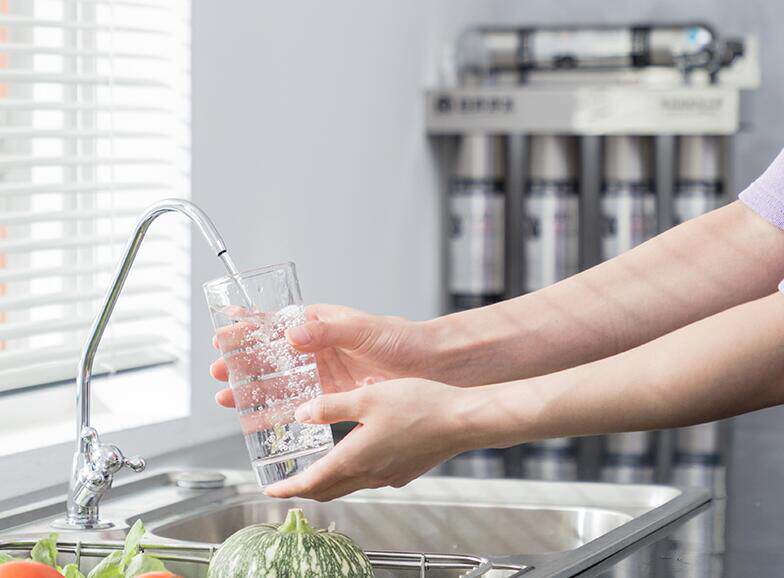 重视家庭用水健康,给家人挑个净水器