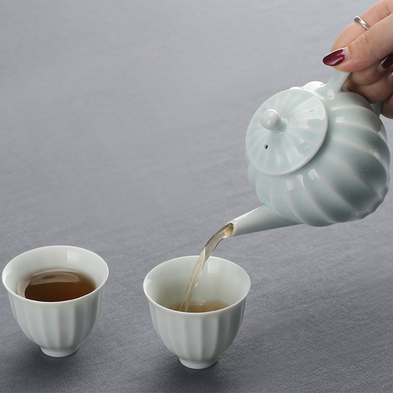 The Mini kung fu tea sets accessories work is suing ceramic teapot teacup household of a complete set of creative tea tea table