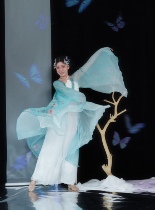 Logos originally designed the ancient dress (mountain has fed su) to wear the classical dance dress