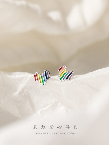 925 스털링 실버 레인보우 하트 이어링 여성을위한 단순하고 작은 귀걸이가 자면서 이륙하지 않고 925 스털링 실버 레인보우 하트 이어링 여성을위한 단순하고 작은 귀걸이가 자면서 이륙하지 않고