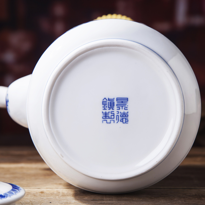 Jingdezhen heat - resistant ceramic pot large capacity domestic cold girder kettle pot of cold water large blue and white glaze color