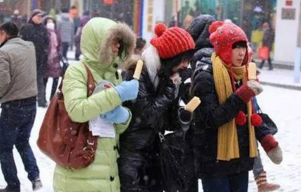 南方人再次被震惊!东北人居然在地上晒饺子