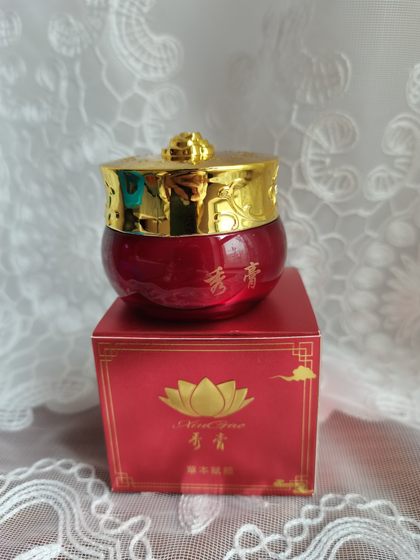 Lotus Daier Yurong Sanxiu Paste Lin Yurong Soothing Herbal Skin Beautification
Lotus Daier Yurong Sanxiu Paste Lin Yurong Soothing Herbal Skin Beautification