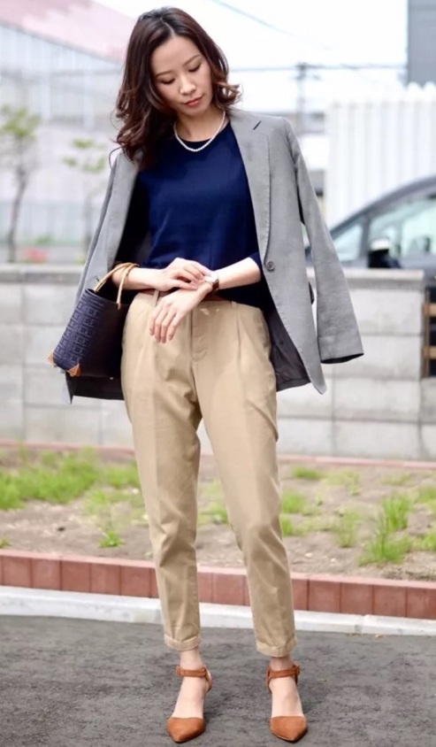 灰色小西装属于百搭款,披着穿更是气场爆棚,搭配西装裤简洁利落,俨然