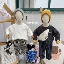 Korean childrens clothing autumn childrens long sleeve T-shirt boys and girls hole letter pocket round neck Joker T-shirt coat tide