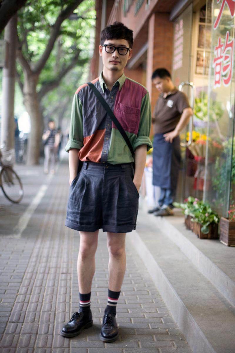 用条纹与菱格纹的袜子非常耀眼,喜欢古着风的你一定不能错过此种穿搭.