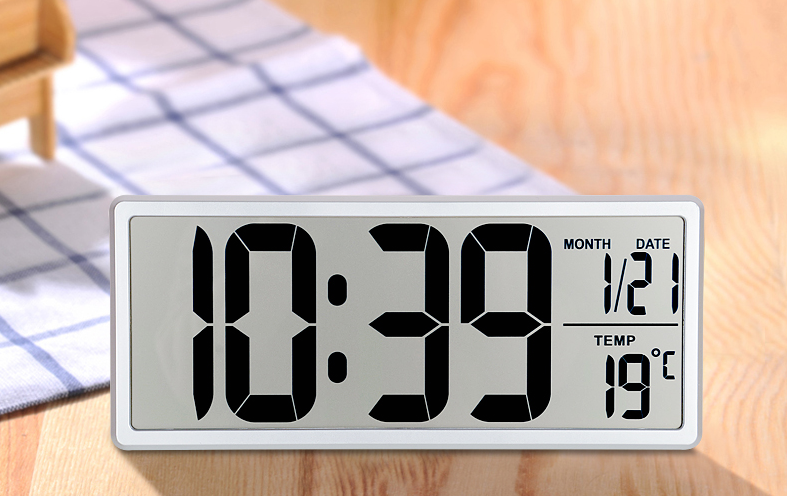 液晶巨大屏时间表电子时钟时钟的首要性能就是精准报时和清楚显示.