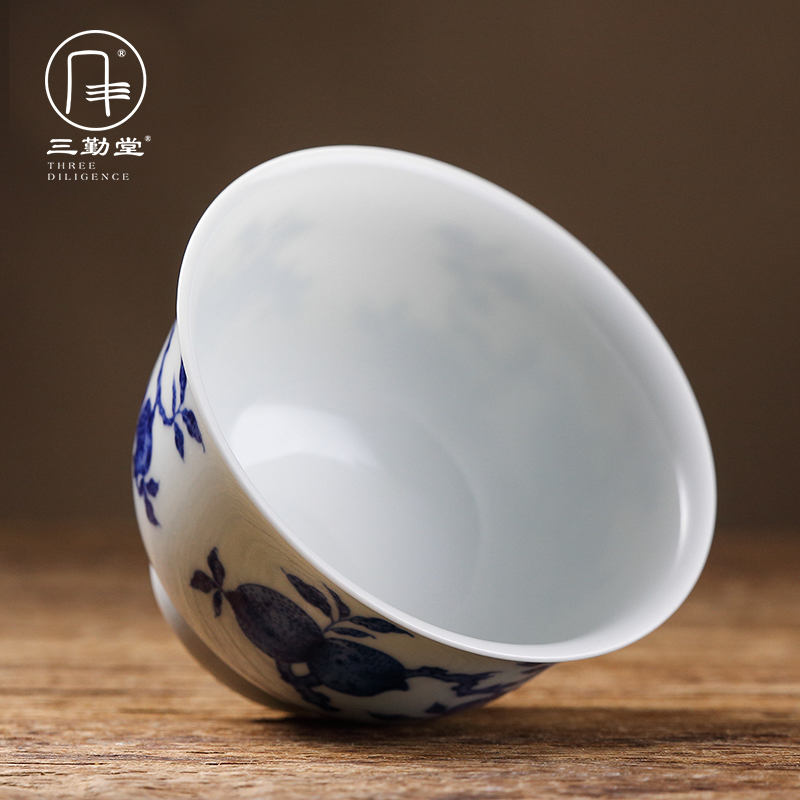 Three frequently hall of blue and white porcelain cups master cup single CPU jingdezhen ceramic kung fu tea pu - erh tea sample tea cup TZS283