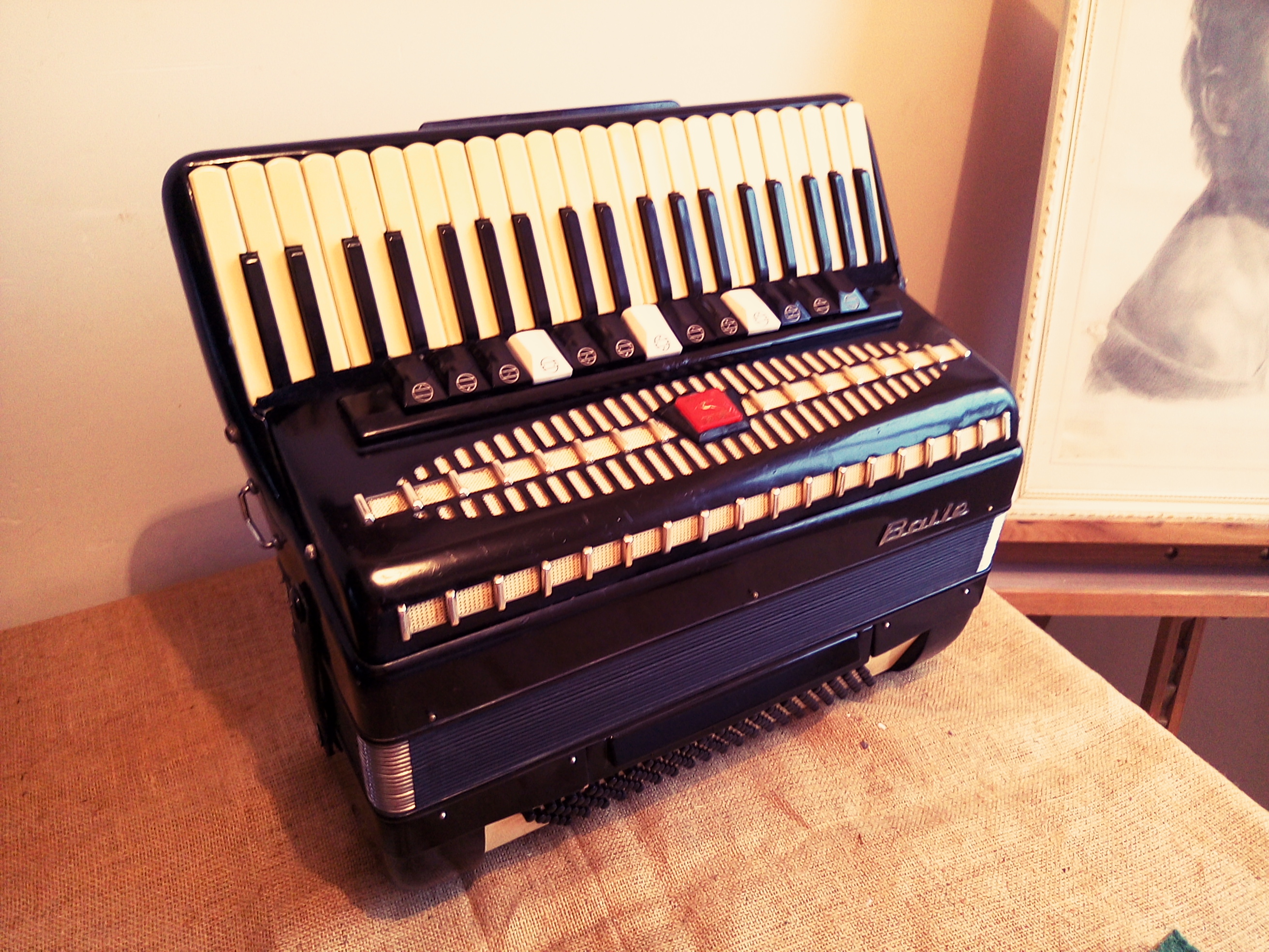 二手百乐牌手风琴120贝司世纪经典腰子形手风琴,4排簧13变音