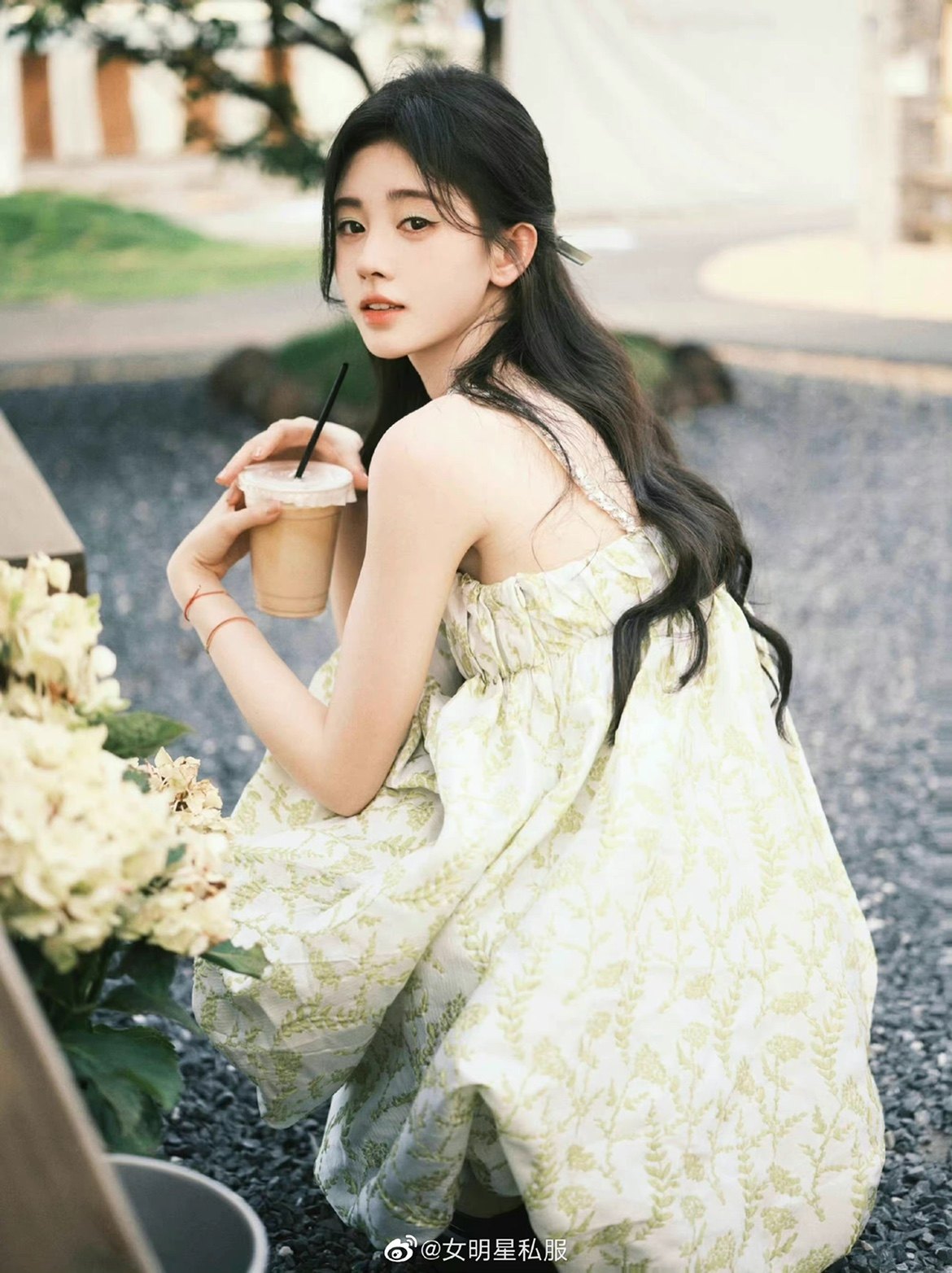 鞠婧祎明星同款风甜美吊带连衣裙女夏2022新款提花镶钻显瘦花苞裙