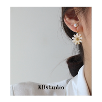 ND < fresh and small daisy > No earlyhole flower ear clip natural pearl retro sen Teenage Girl No Pain Mosquito Coil Pan