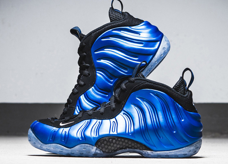 沉浸在海洋里的蓝色喷泡篮球鞋