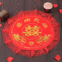 Sitting on the blessing cushion the bride and groom the red cushion the seat cushion the wedding wedding the decoration items the arrangement of the props