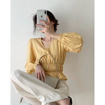 Shirt women design sense niche short 2021 spring high waist French retro light mature wind V collar bubble sleeve top