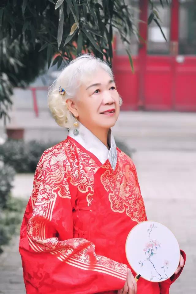 古风老婆婆真人全身照图片